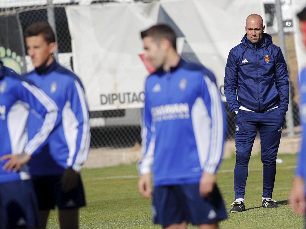 César Láinez observa desde el fondo del campo el trabajo del equipo en el entrenamiento de este viernes.