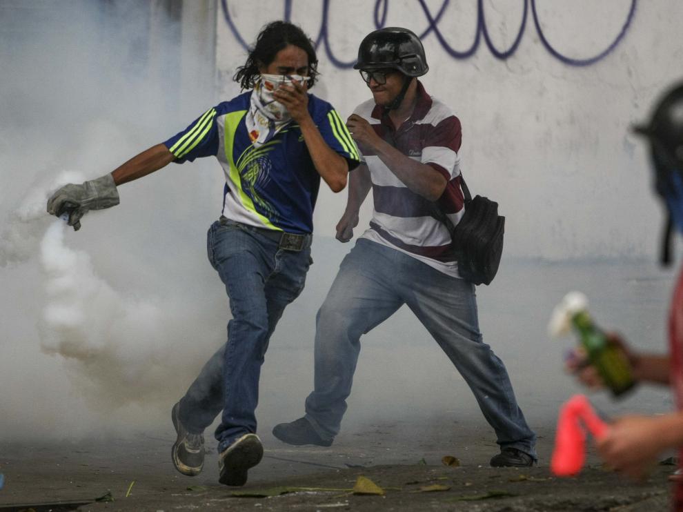 Opositores se enfrentan con las fuerzas de seguridad.