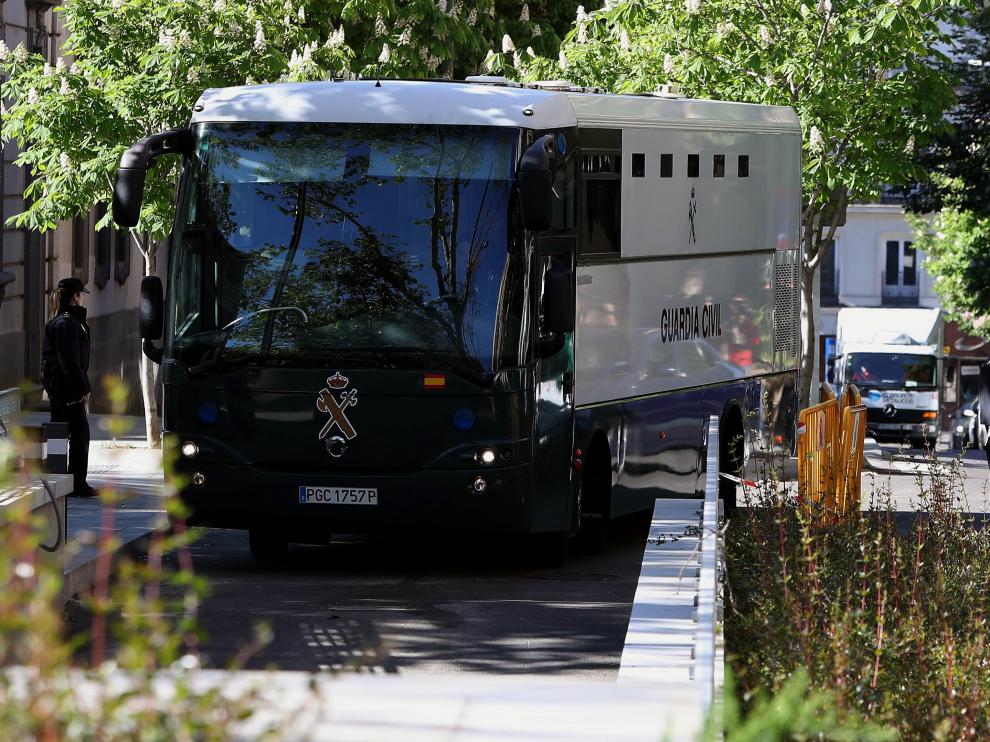 La Guardia Civil ya ha trasladado a los primeros arrestados desde la comandancia de Tres Cantos hasta la Audiencia Nacional.