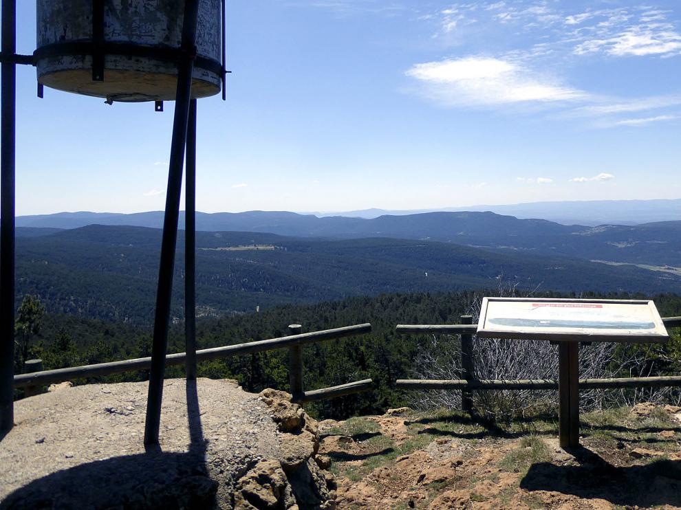 Mirador del pico Peñarroya, con excepcionales vistas sobre la comarca de Gúdar-Javalambre.