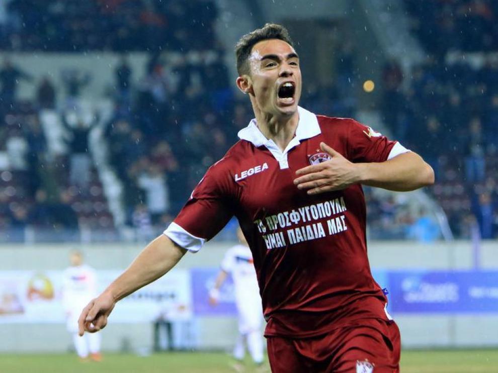 Pablo Gállego celebra un gol con el AEL Larissa de Grecia.