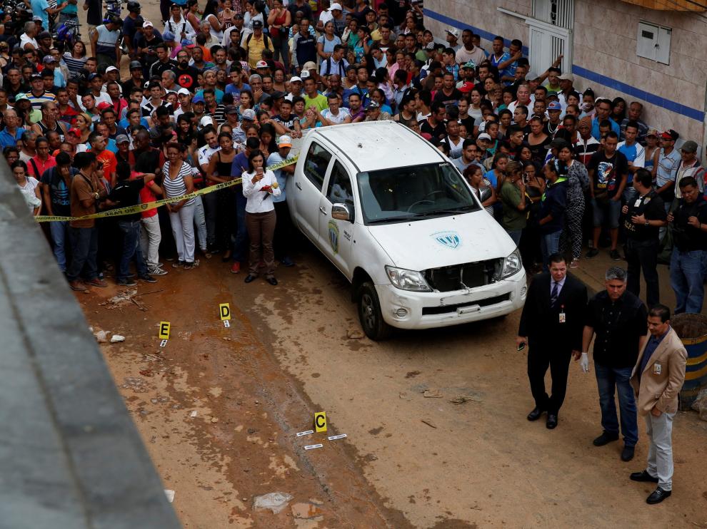 La policía analiza el lugar de los hechos.