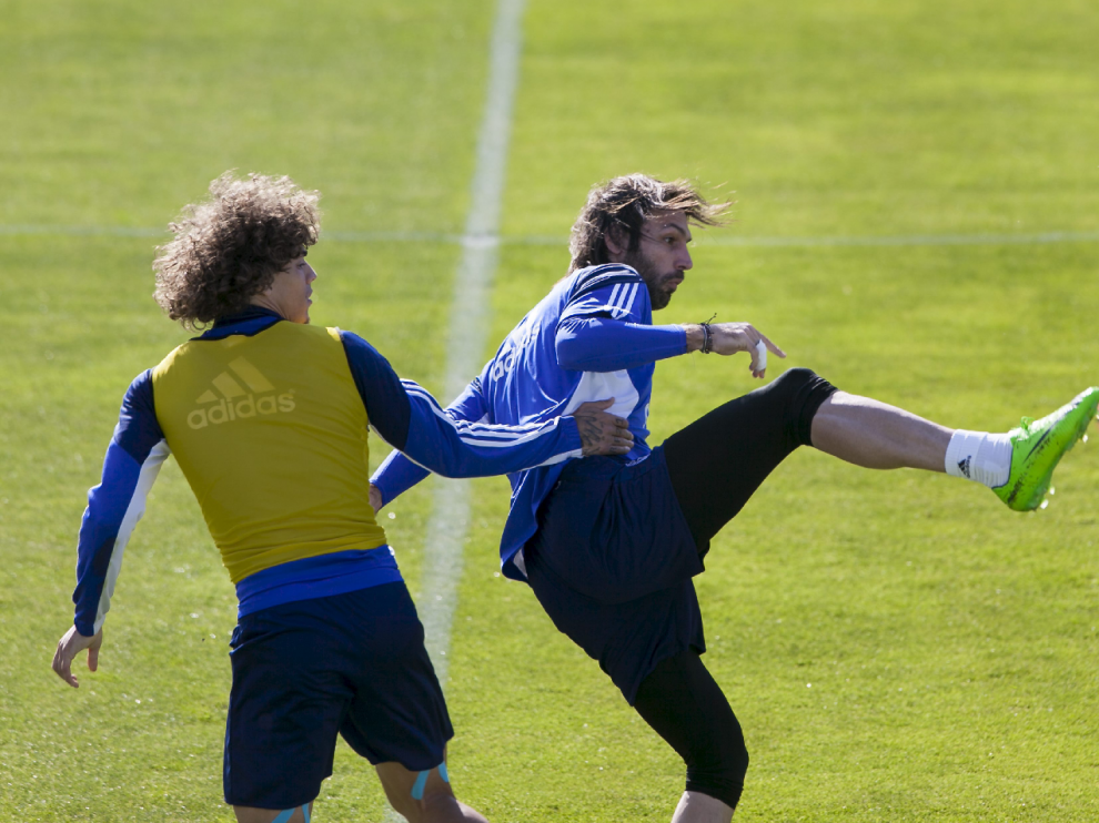 Samaras intenta controlar un balón presionado por Feltscher en un ensayo.