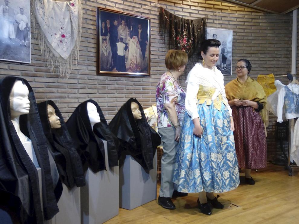 Un taller celebrado daba consejos de cómo vestir el traje tradicional.
