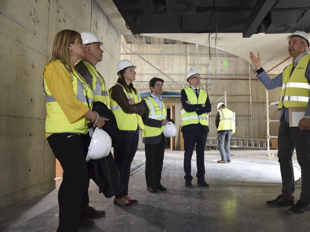 El arquitecto José Ángel Ruiz explica al alcalde y los concejales las obras realizadas .