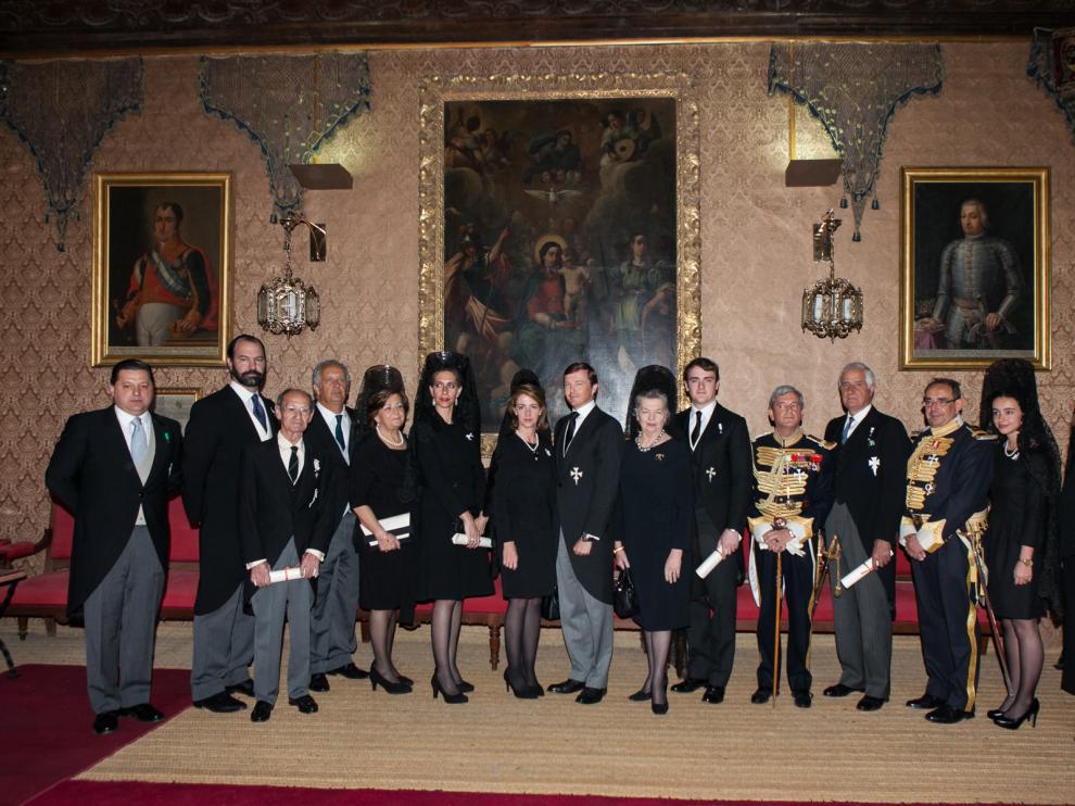 Los nuevos maestrantes junto a sus padrinos y madrinas y varios miembros de la Real Maestranza de Caballería de Zaragoza.