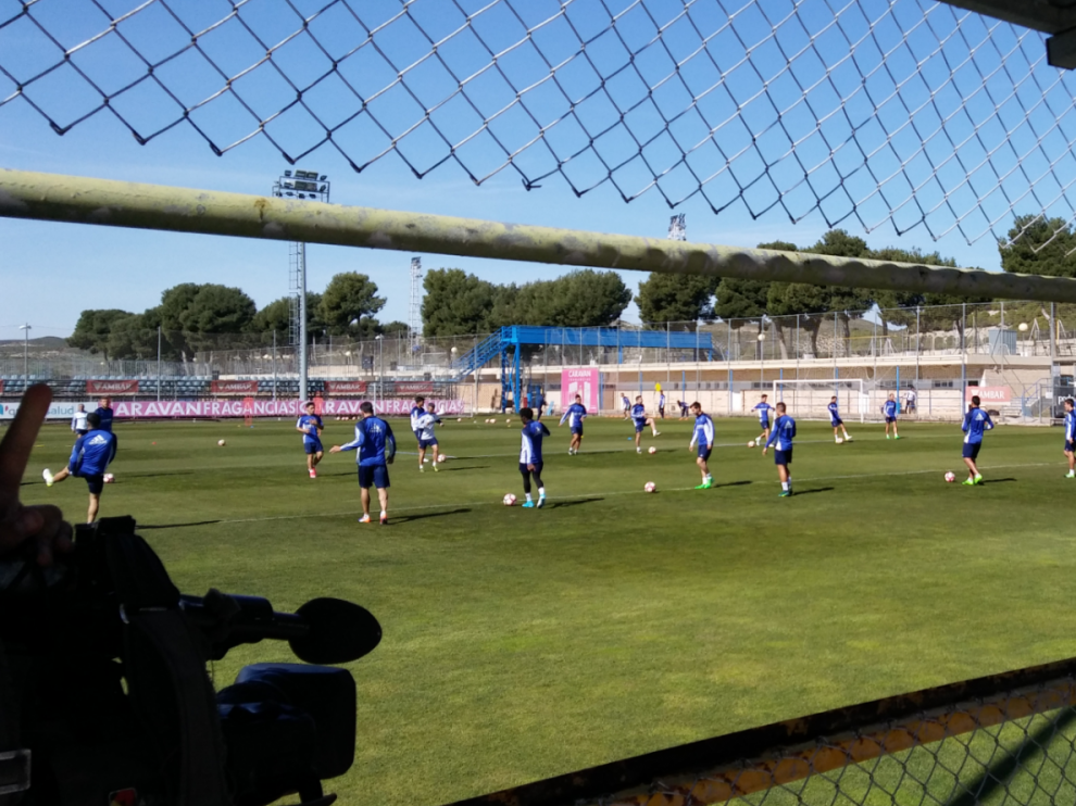 Los jugadores del Real Zaragoza, al inicio del entrenamiento de este sábado.