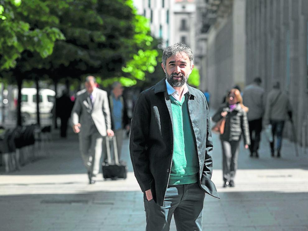 Carlos Vera, que ha estudiado la escolarización aragonesa, en el paseo de la Independencia.