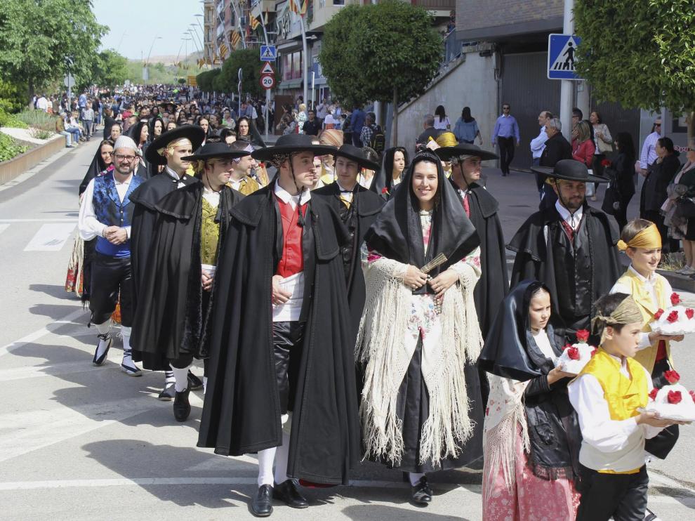 Varias mujeres colaboraron vistiendo a la novia.