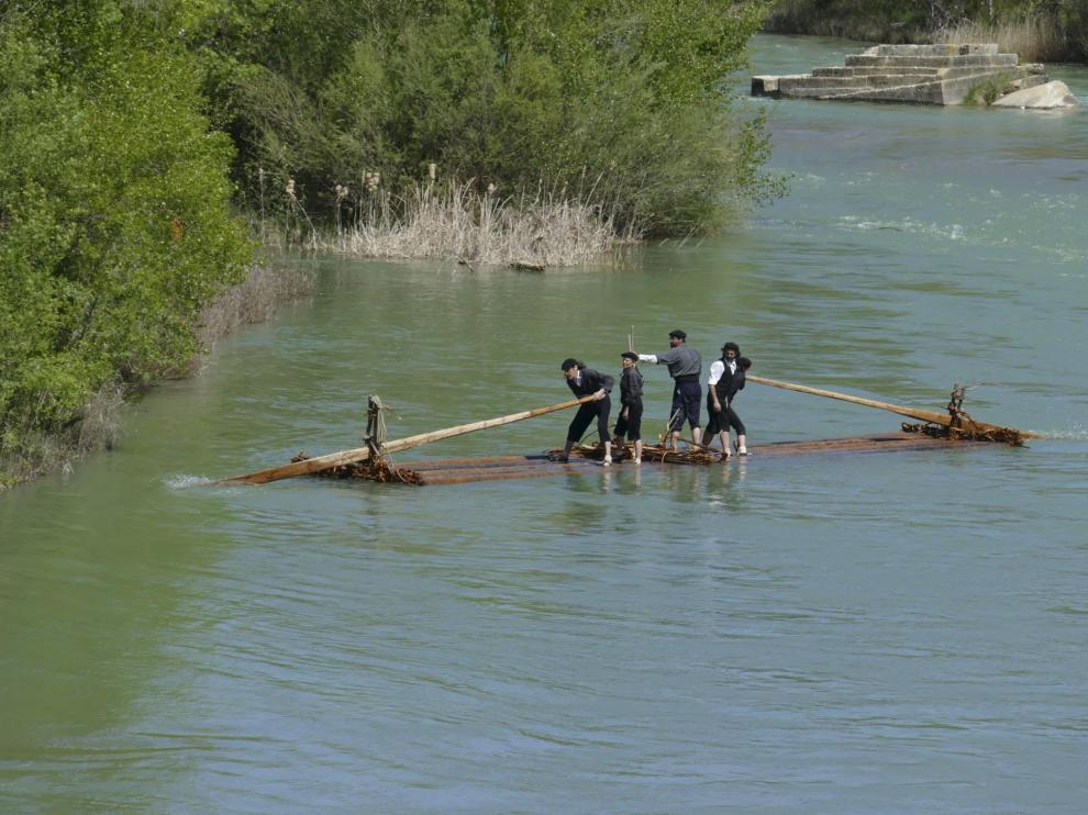 Una navata sortea los obstáculos en su descenso por el río Gállego.
