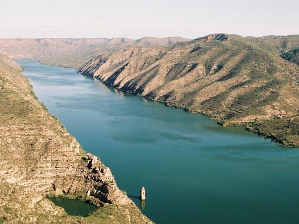Embalse de Ribarroja cubriendo los restos del antiguo Fayón