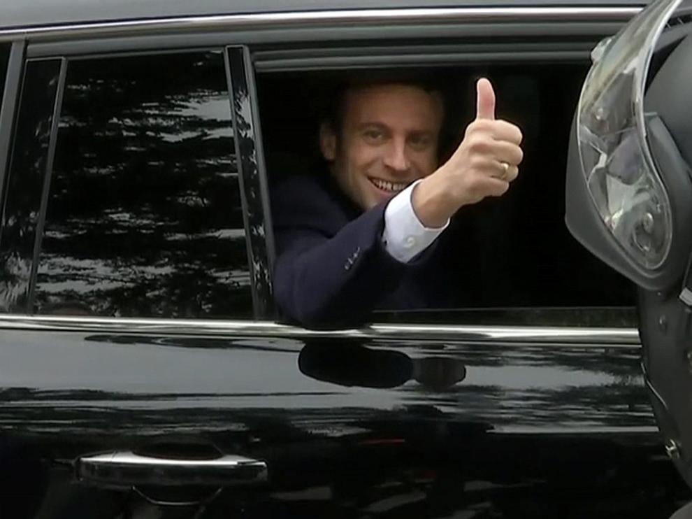 Macron, desde su coche, este domingo.