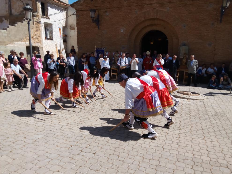 El dance del paloteado se ha representado en la plaza de la iglesia.