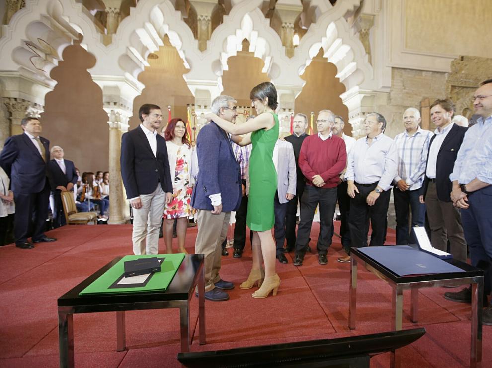 Violeta Barba entrega la Medalla de las Cortes de Aragón a Manuel Domínguez.