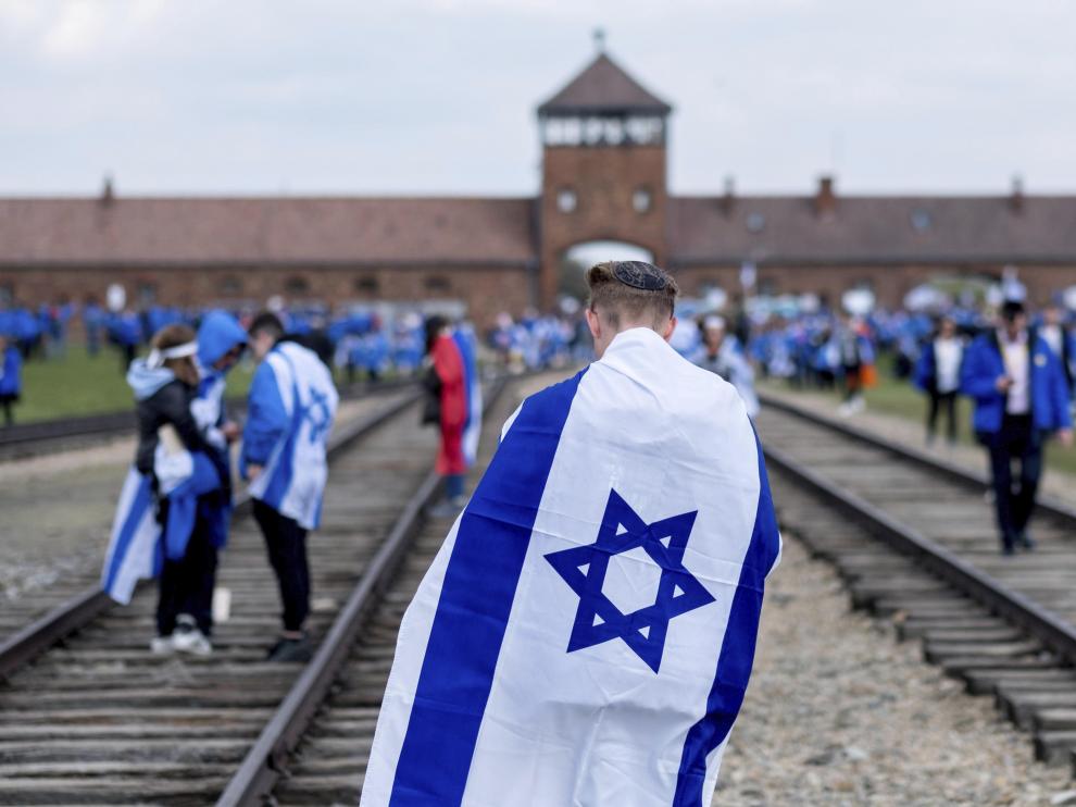 Miles de jóvenes recuerdan en Auschwitz a las víctimas del Holocausto