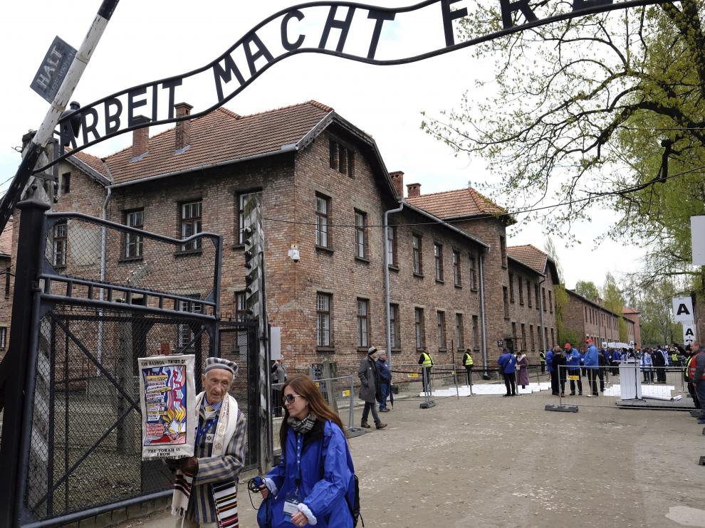 Miles de jóvenes recordando en Auschwitz a las víctimas del Holocausto.