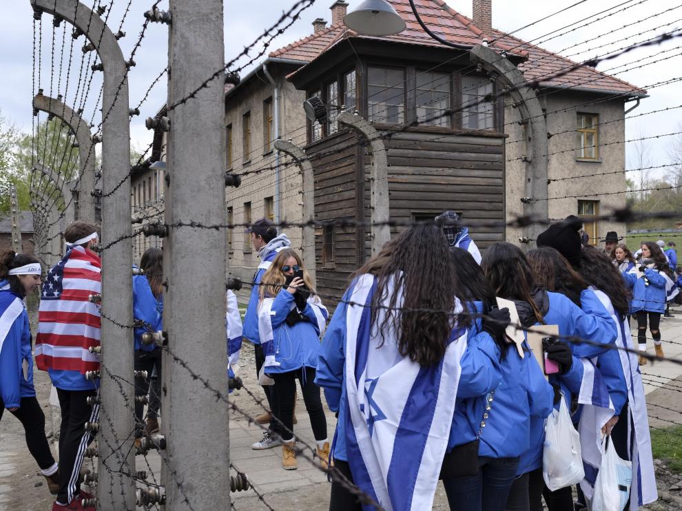 Miles de jóvenes recuerdan en Auschwitz a las víctimas del Holocausto