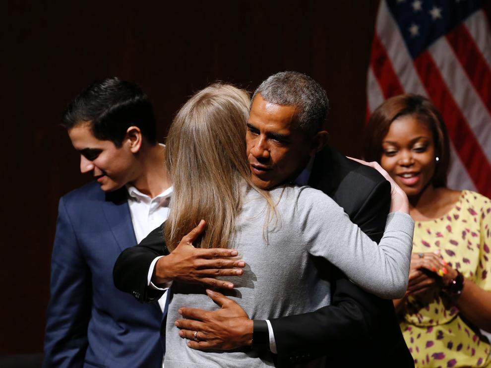 Obama saluda a unos estudiantes en Chicago.