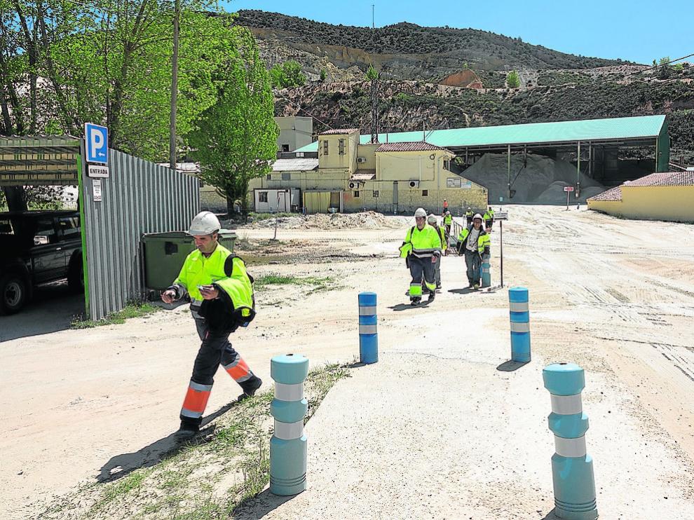 Trabajadores de la mina de caolín de Riodeva, ayer al finalizar su turno laboral.