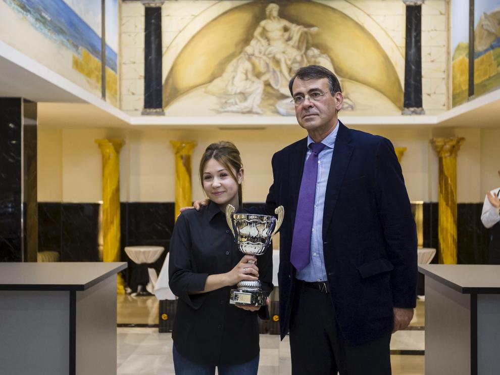 La ganadora del concurso, Inés Gimento, junto al director del Fórum Cultural del Café, Antonio Gros.