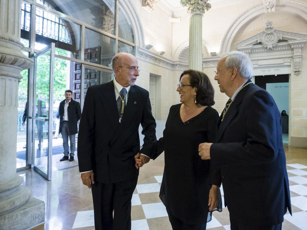 María Ángeles Cañada, a la entrada del acto, junto a su hermano, Alejandro Cañada, y Miguel Caballú.