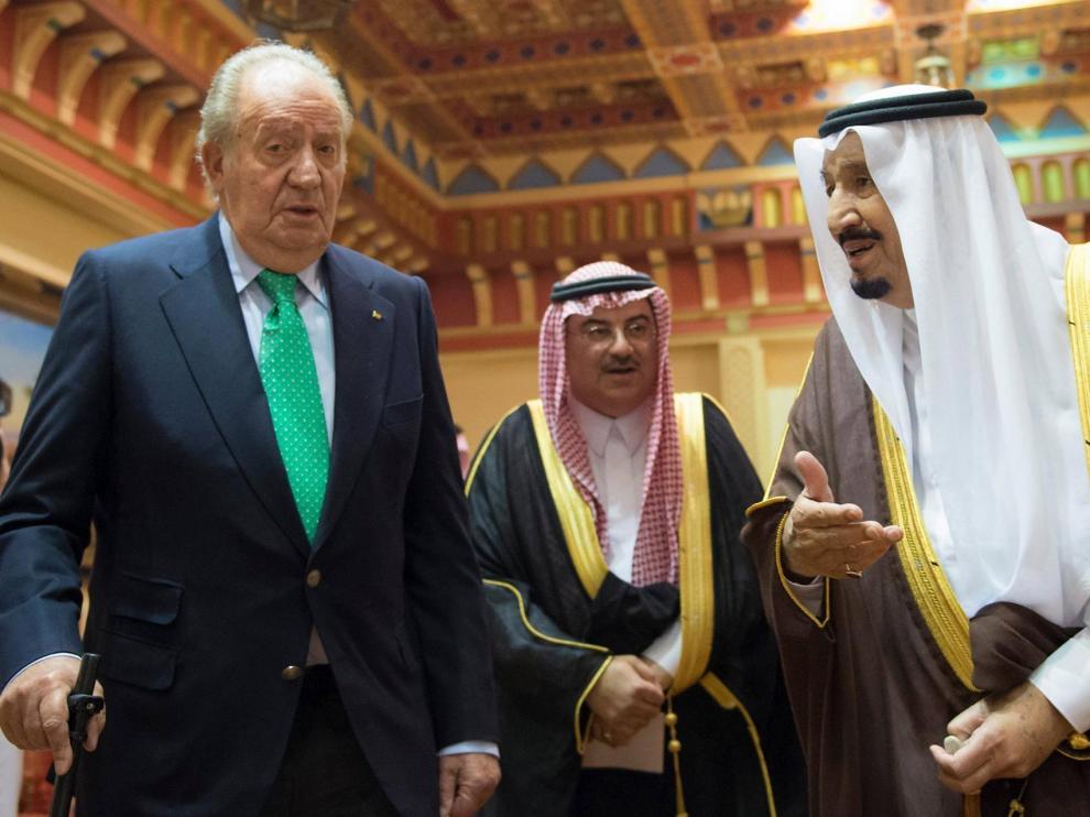 El rey emérito de España, Juan Carlos I, ha sido recibido este martes en Riad por el monarca de Arabia Saudí, Salman Bin Abdelaziz.