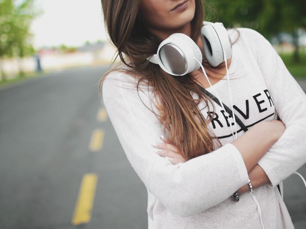 El hábito de escuchar música con auriculares, junto con la asistencia a conciertos y locales de ocio con música alta, la principal causa de trastornos provocados por el ruido en los jóvenes.