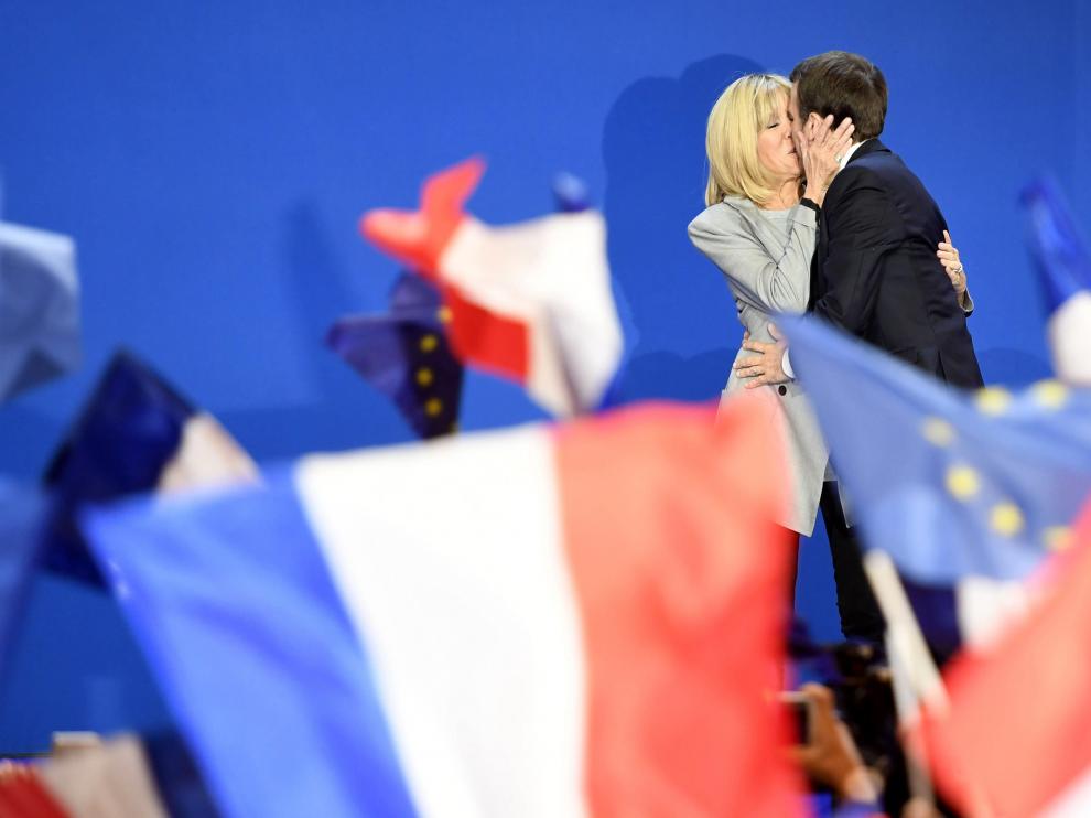 Emmanuel Macron besa a su mujer, Brigitte, tras conocer su victoria en la primera vuelta de las presidenciales francesas.