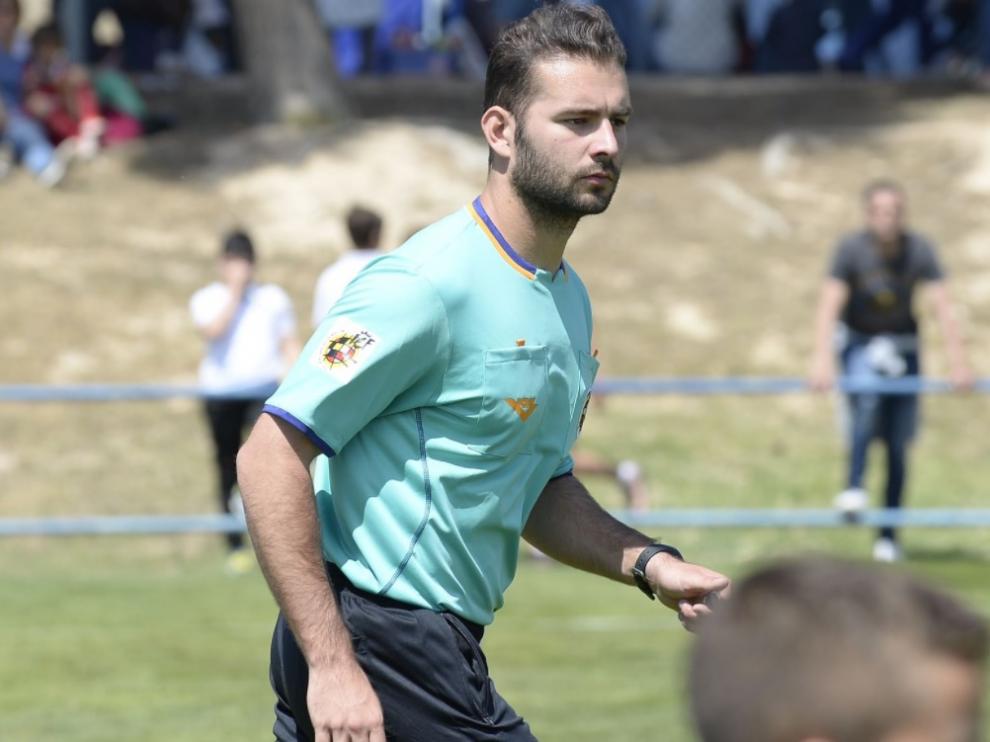 Alejandro Falces, Mister Aragón 2016, arbitrando el pasado lunes.