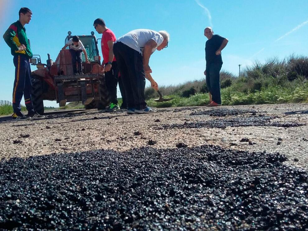 El pasado sábado, vecinos de Codo parchearon la carretera.