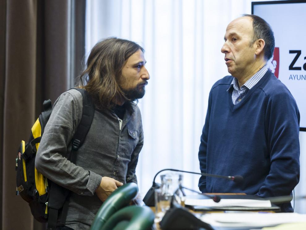 El concejal de Vivienda, Pablo Híjar, conversa con el portavoz de CHA, Carmelo Asensio.