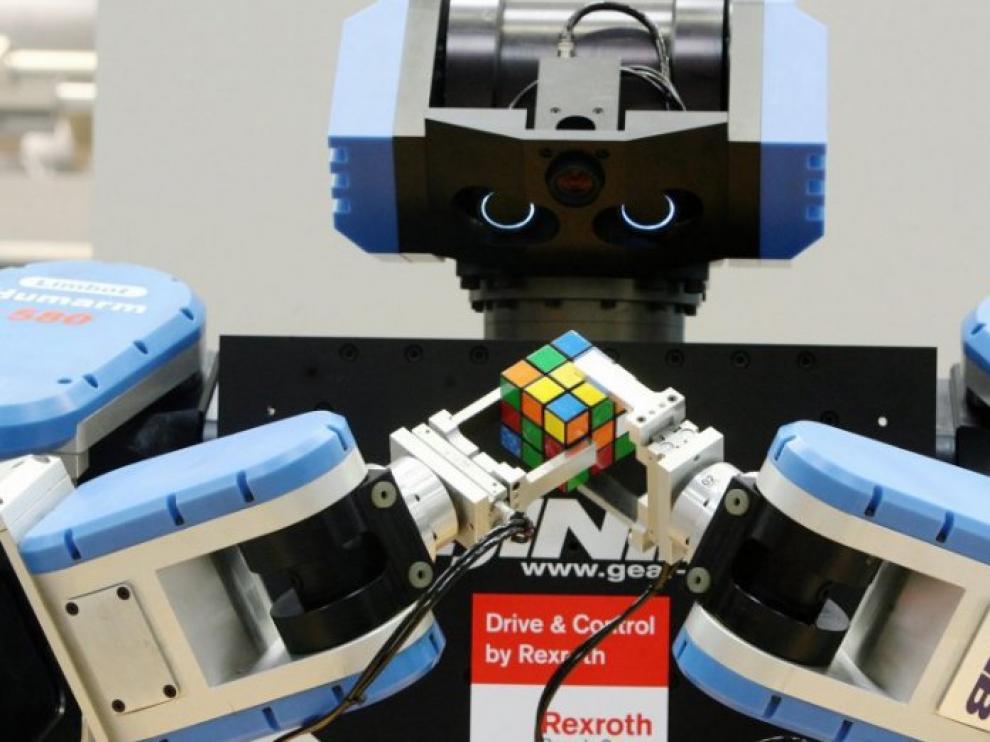 Un robot resolviendo el cubo de Rubik
