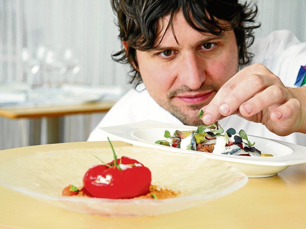 El chef Alberto Molinero, ayer en el restaurante Celebris, con dos de sus platos.