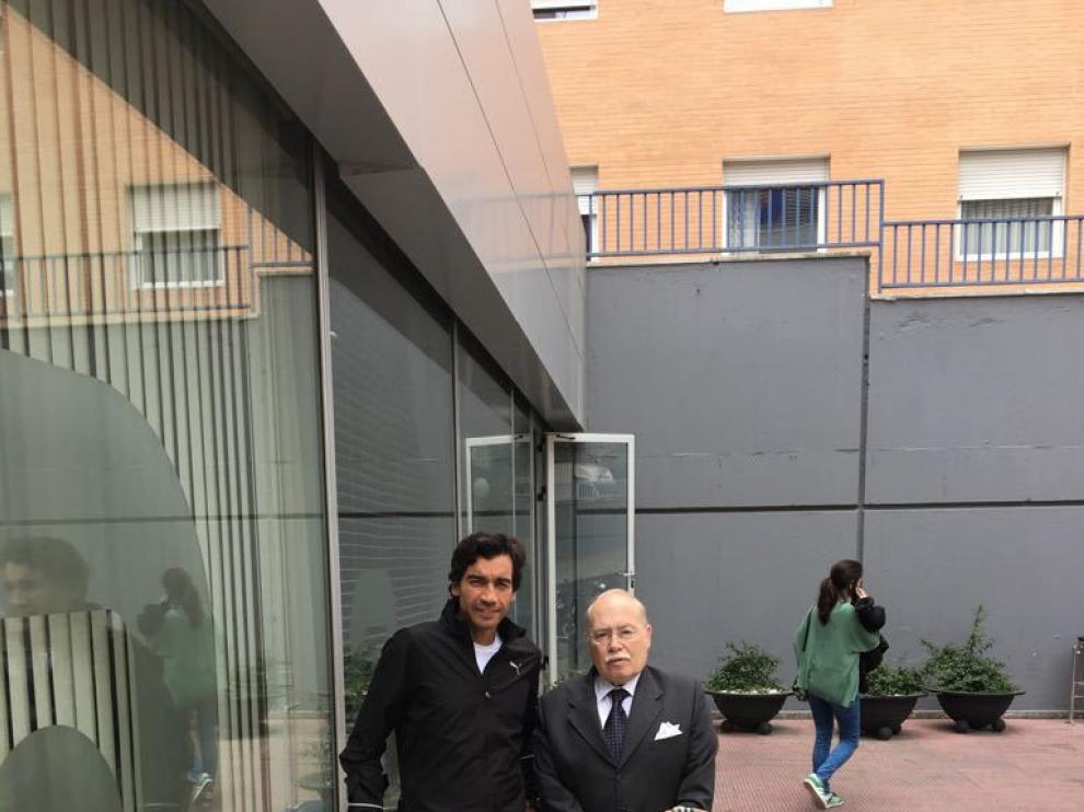 Curro Díaz, en la puerta de la Quirón, junto a Val-Carreres.