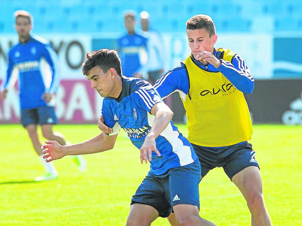 Edu Bedia protege el balón, durante un entrenamiento en La Romareda.