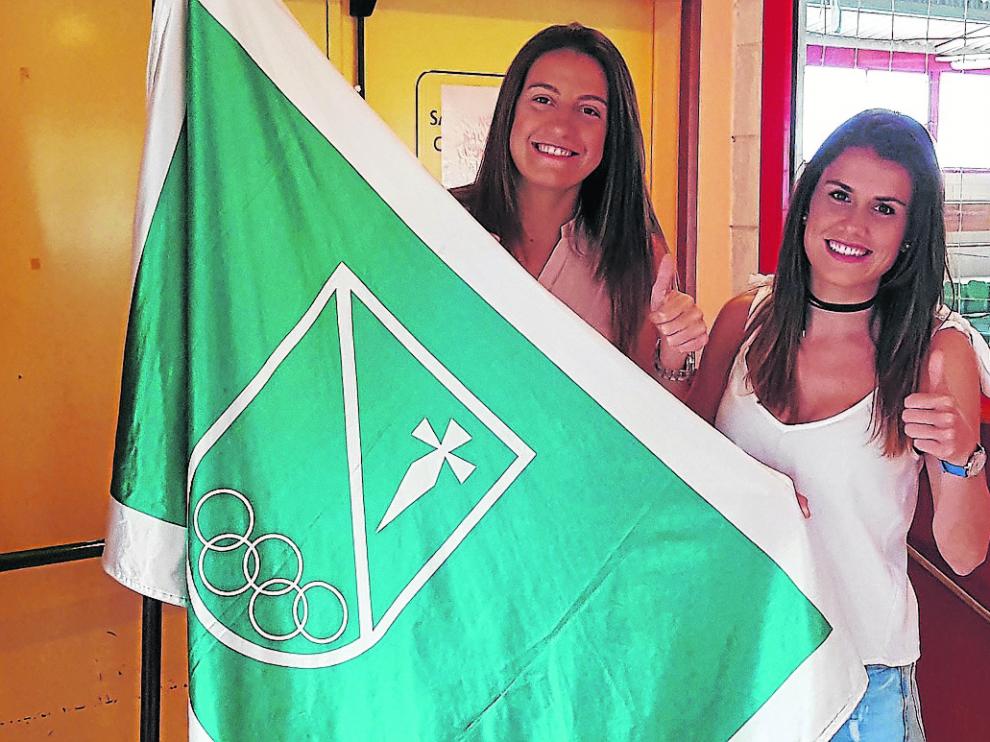 Paola Ferrari y Gaby Ocete posan con la bandera del Stadium Casablanca, ayer.