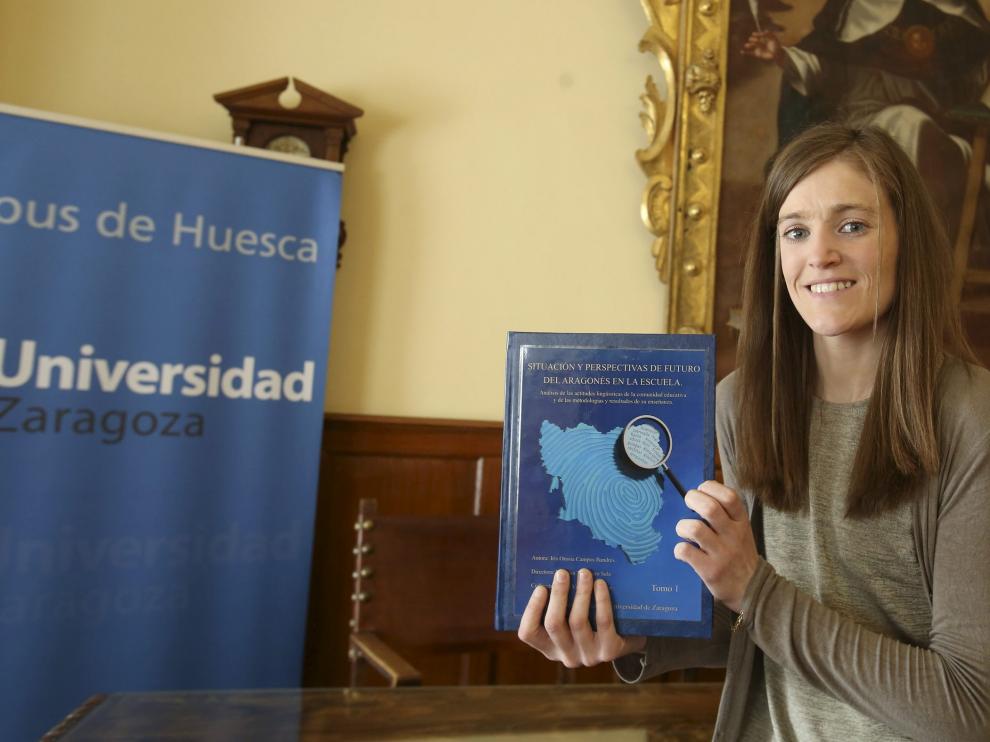 Iris Orosia Campos presentando su tesis doctoral sobre la Fabla Aragonesa.