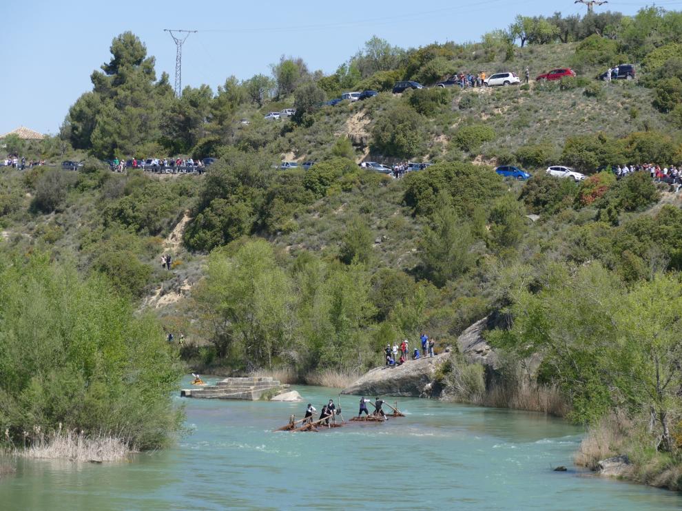 Numeroso público asistió al XV Descenso de Navatas por el río Gállego.