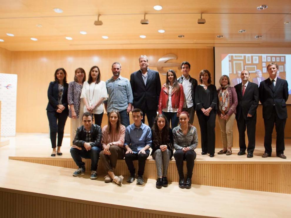 Los premiados, junto a los representantes de Ibercaja y del jurado.