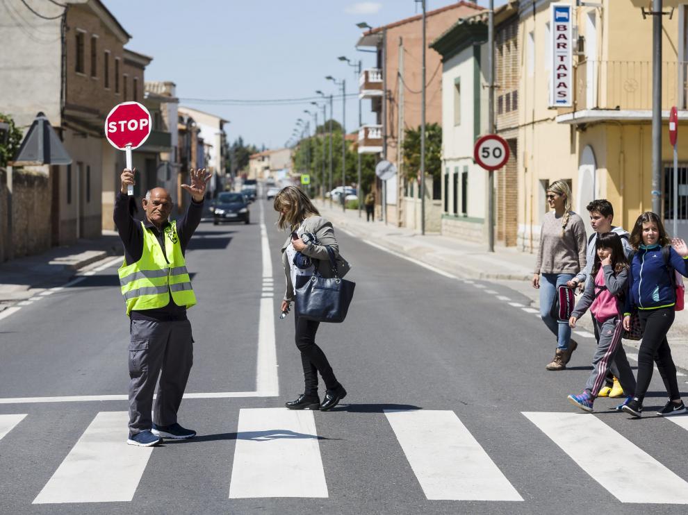 José María Gracia 'Machillo' controla el tráfico mientras varios vecinos cruzan la N-232.