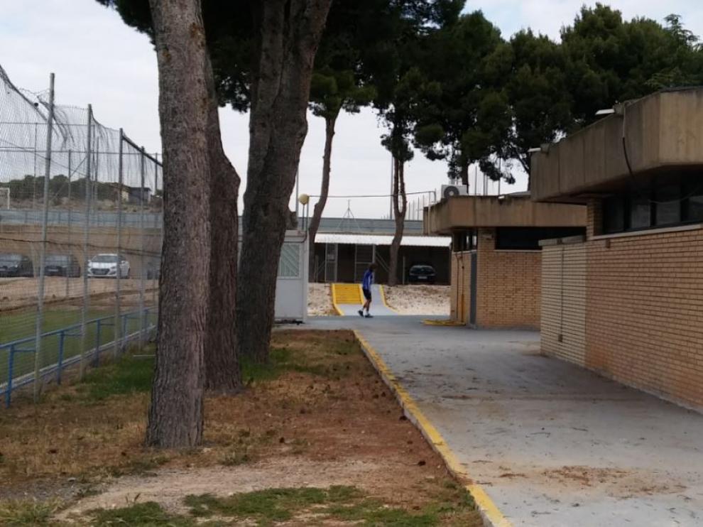Rolf Feltscher se marcha en solitario camino del gimnasio al inicio del entrenamiento de la mañana de este jueves.