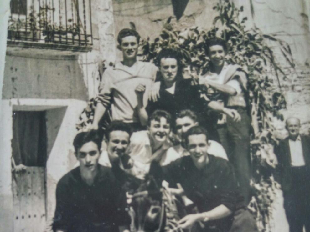 Imagen antigua de un grupo de jóvenes de la localidad, con el chopo que iban a colocar en la plaza.