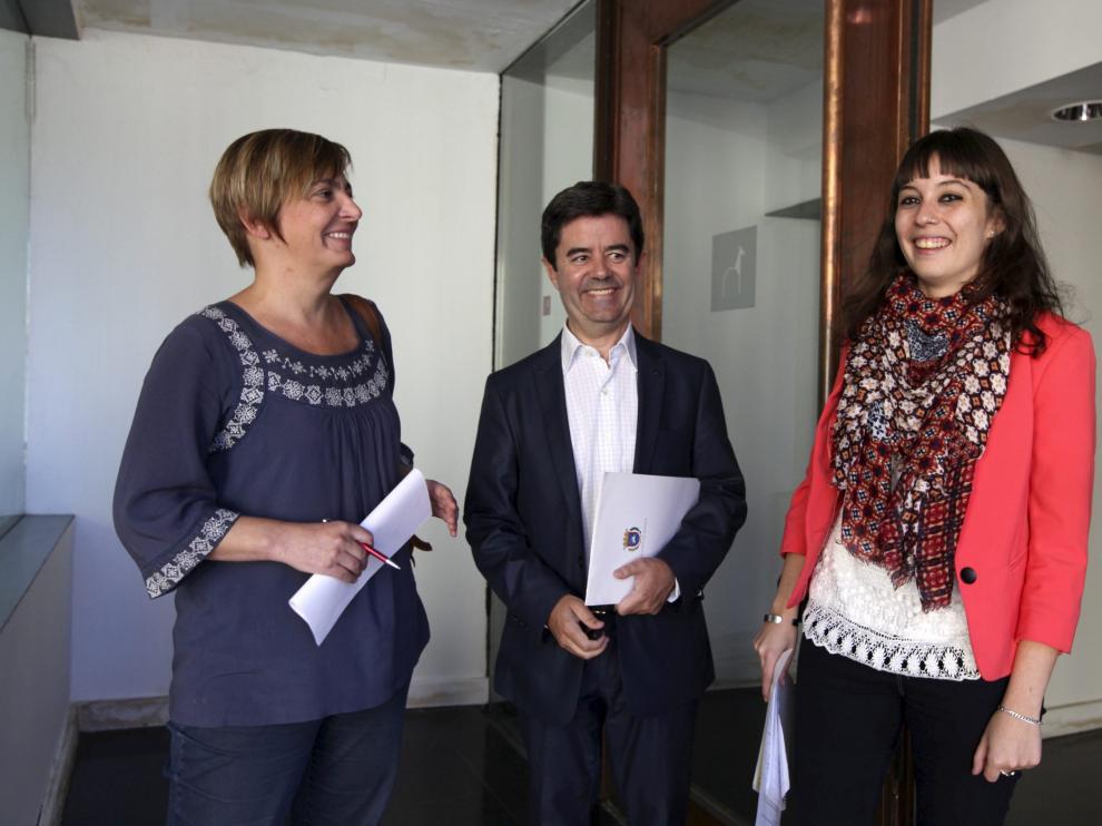 Pilar Novales (Cambiar), y Mary Romero (Aragón Sí Puede), con Luis Felipe (PSOE).