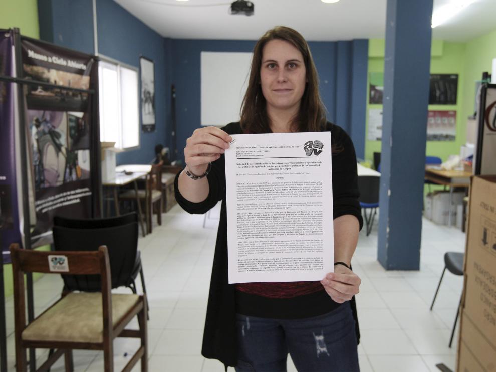 Patricia Blasco, de la asociación vecinal, muestra el escrito de queja enviado a la DGA y al Justicia.