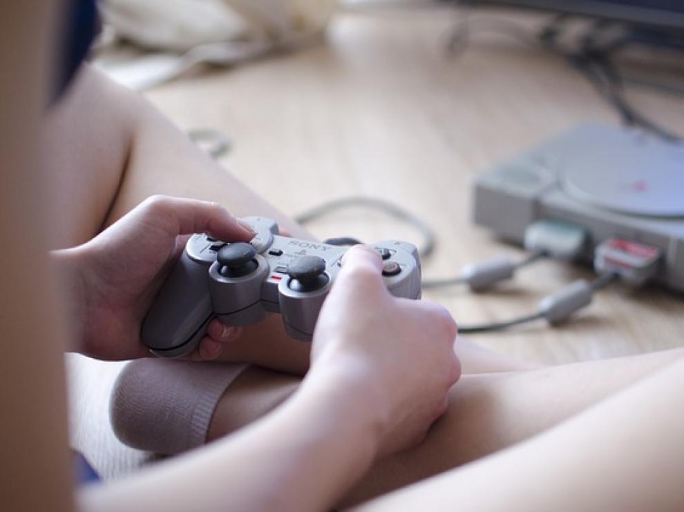 Debemos controlar el tiempo que pasan ante el televisor y con los videojuegos