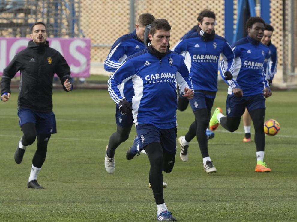 Zapater, al frente del grupo en una fase del entrenamiento del equipo en la Ciudad Deportiva.
