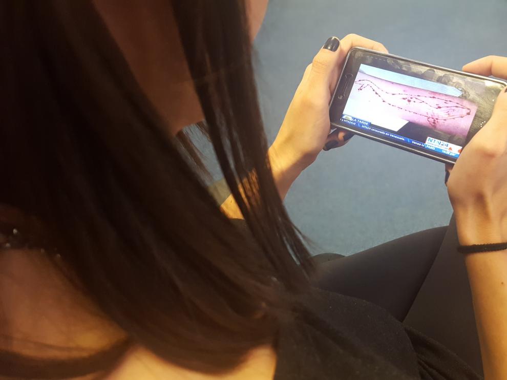 Una adolescente mirando un vídeo sobre el reto de la 'ballena azul'.