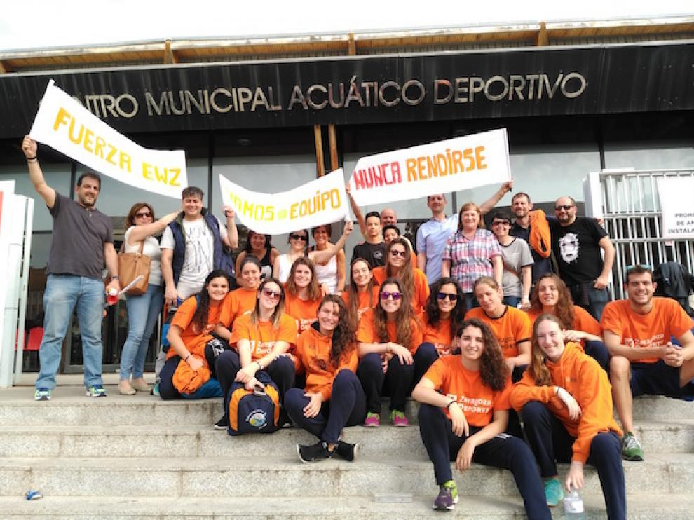 Las jugadoras de la Escuela Waterpolo Zaragoza reciben el apoyo de la afición.