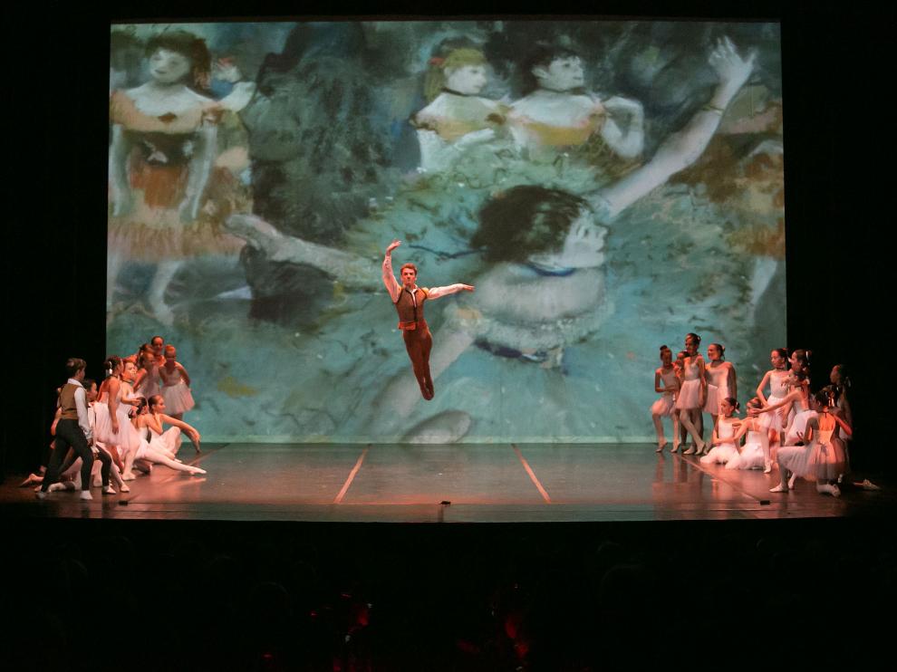 Gonzalo Preciado, bailarín zaragozano del Ballet Nacional de Letonia, en una actuación con el Conservatorio en el Teatro Principal.
