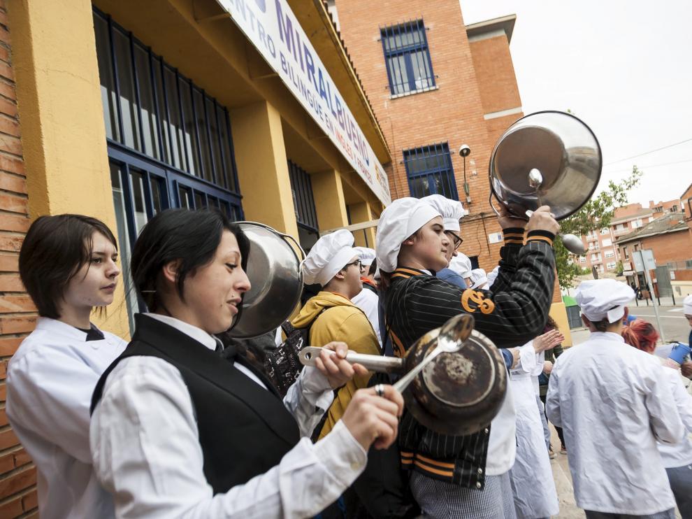 Los alumnos se concentraron este jueves a la entrada del instituto de Miralbueno.